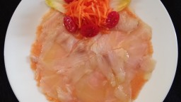 Recepta de cuina de Carpaccio de bacallà fumat, amb coulis de tomàquet